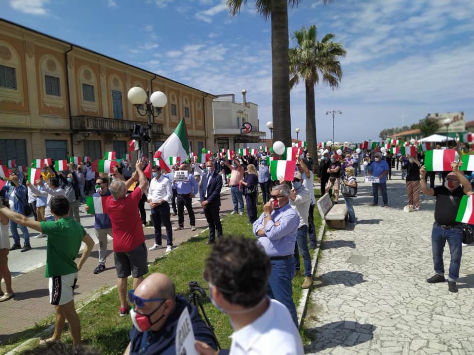 Fratelli d'italia con il centrodestra in 100 piazze di tutta Italia. Viareggio