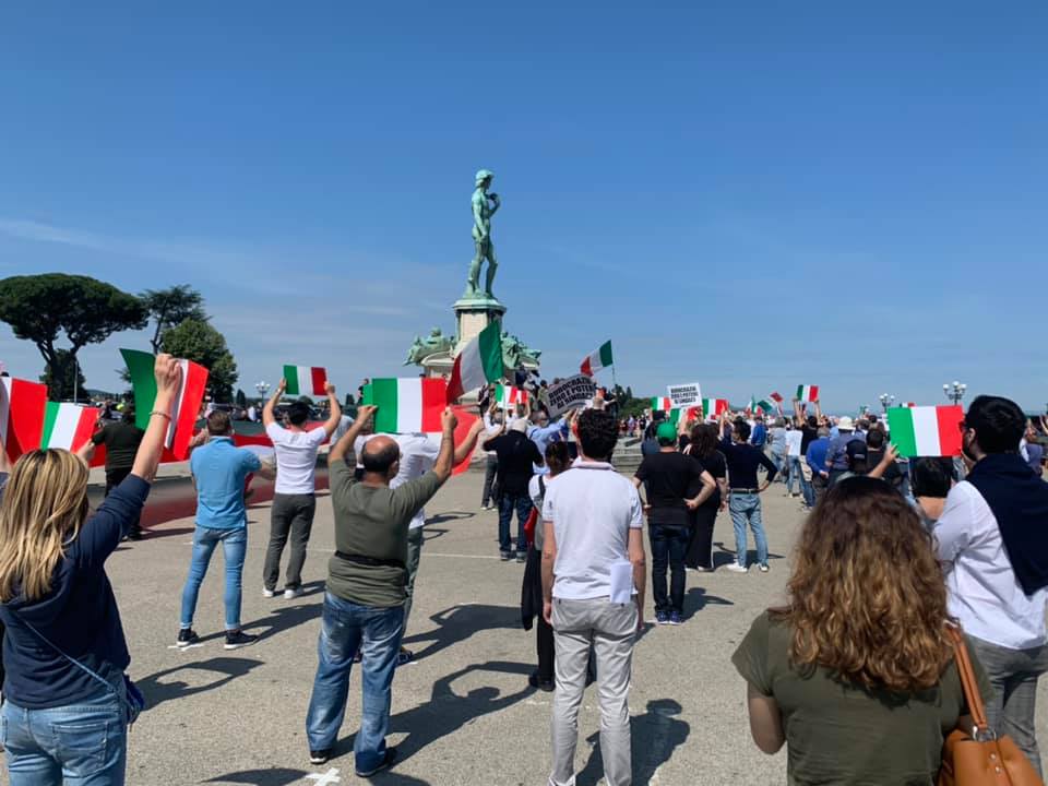 Manifestazione 2 giugno festa della repubblica: fratelli d'italia con il centrodestra in 100 piazze di tutta Italia. Firenze