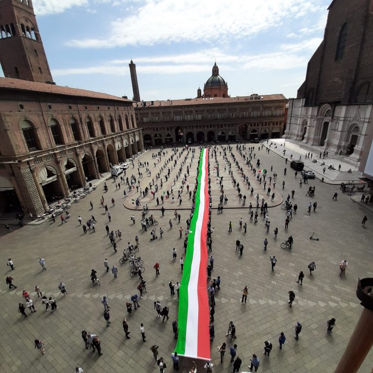 2 giugno: manifestazione di fratelli d'italia con centrodestra. La piazza di Bologna