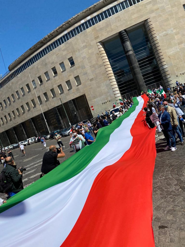 Manifestazione 2 giugno festa della repubblica: fratelli d'italia con il centrodestra in 100 piazze di tutta Italia. Napoli