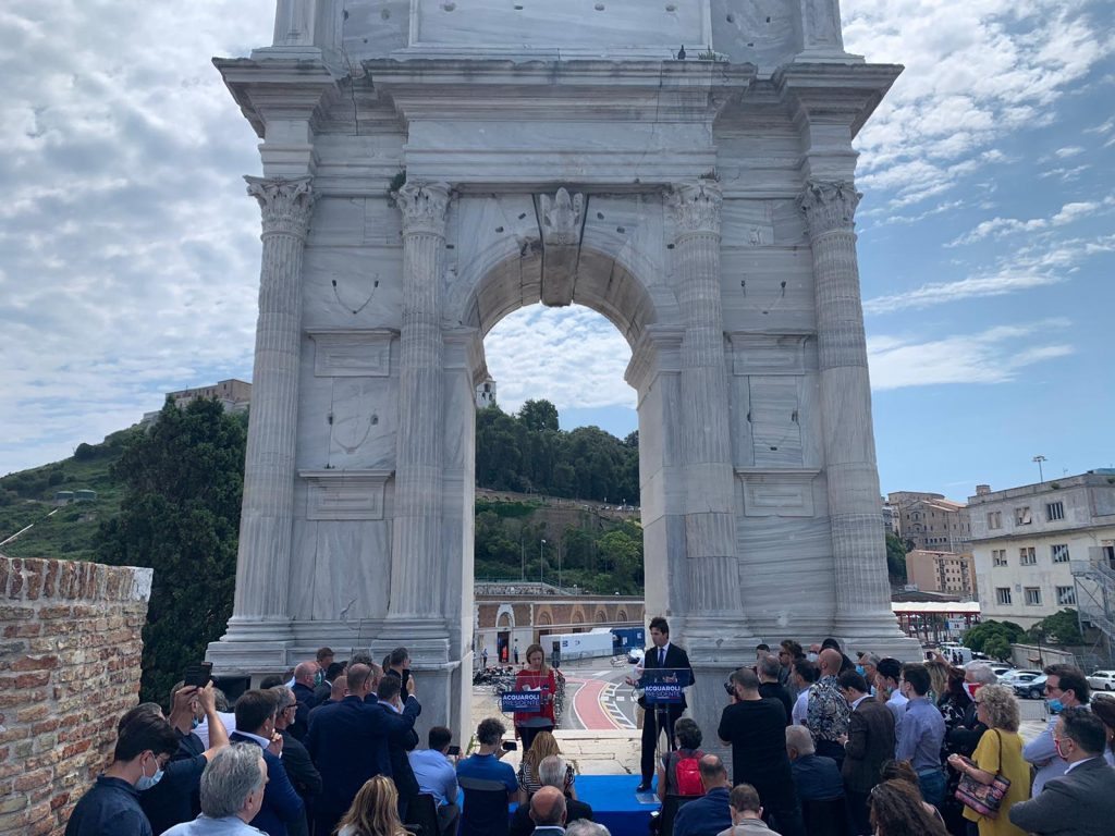 il candidato governatore delle Marche Acquaroli con Meloni sotto l'Arco di Traiano