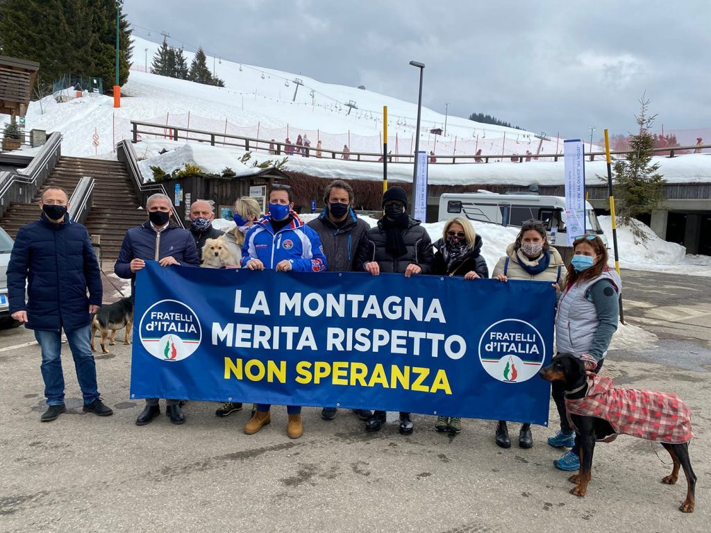 Montagna manifesta fratelli d'italia