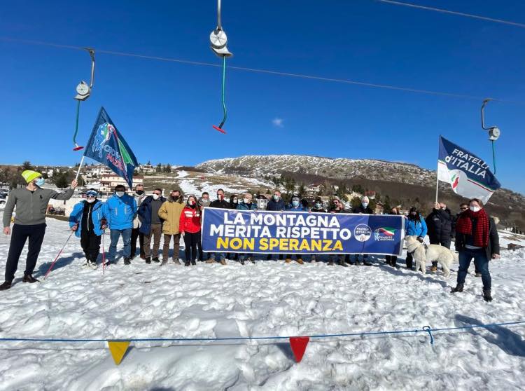 Montagna manifesta fratelli d'italia