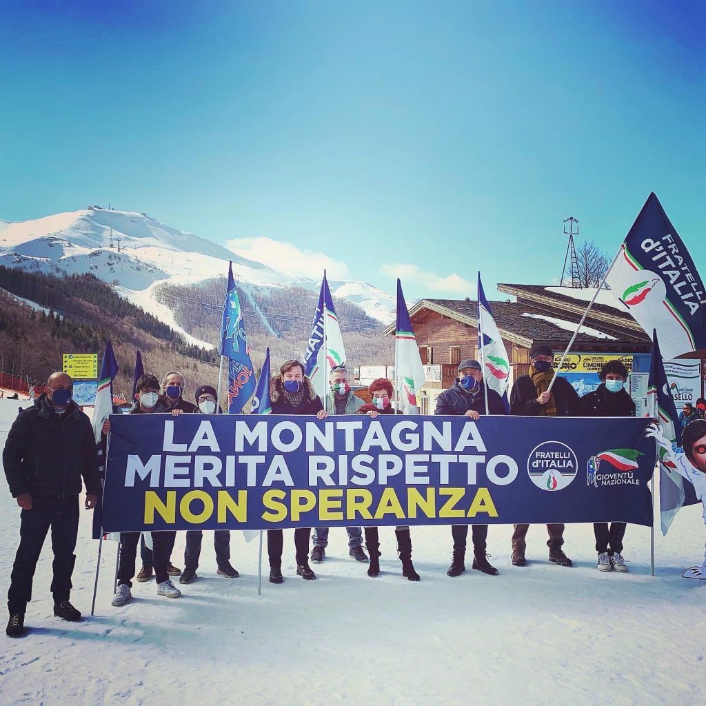 Montagna manifesta fratelli d'italia