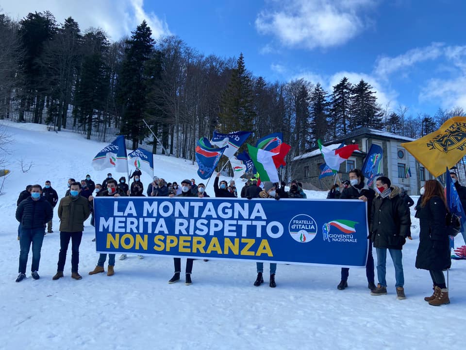 Montagna manifesta fratelli d'italia