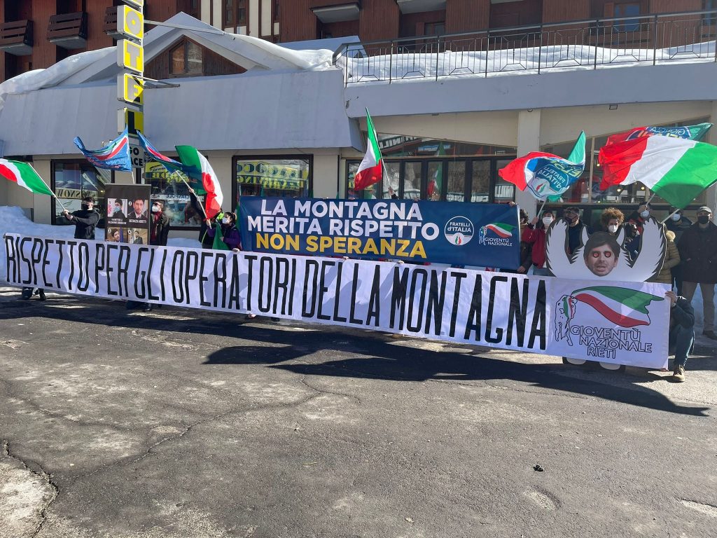 Montagna manifesta fratelli d'italia