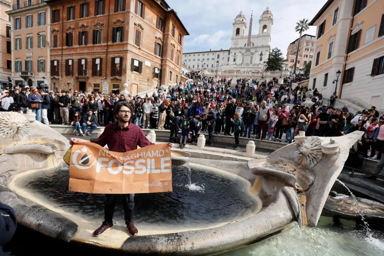 blitz attivisti a roma liquido nero nella celebre fontana della barcaccia a piazza di spagna