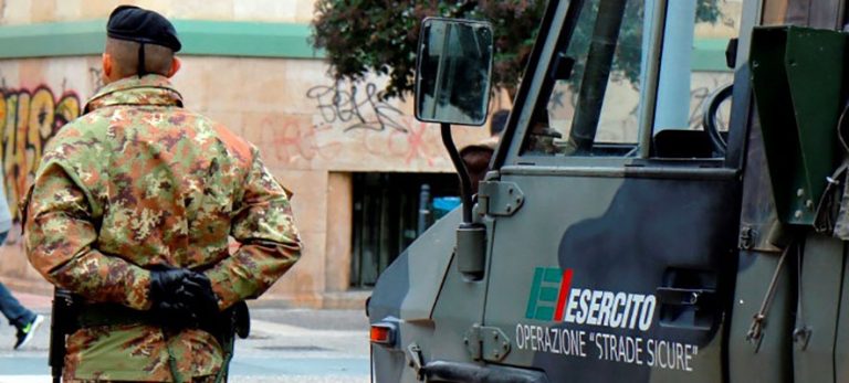 Una foto di repertorio di militari dell'Esercito italiano impegnati nell'operazione strade sicure