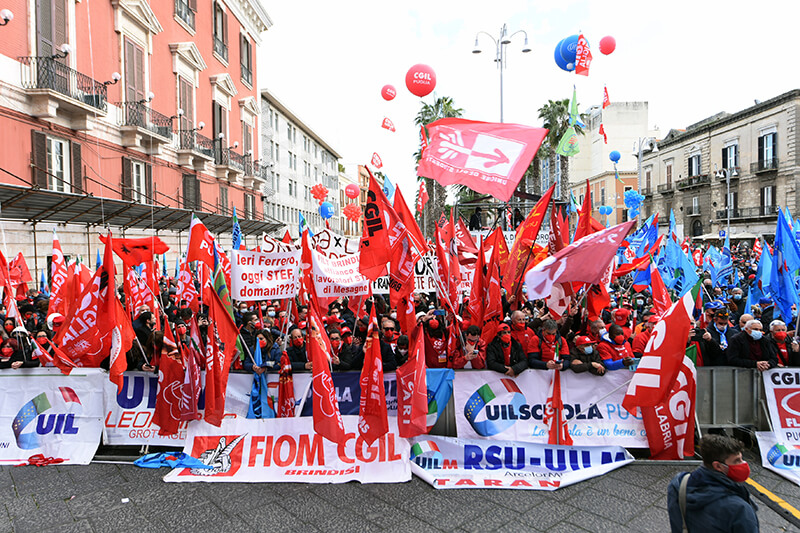 Un'immagine di uno sciopero ove appaiono bandiere della Cgil